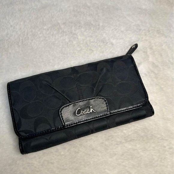 COACH woman’s wallet. Black. Authentic leather. 17 compartments. Beautiful. - Picture 1 of 8
